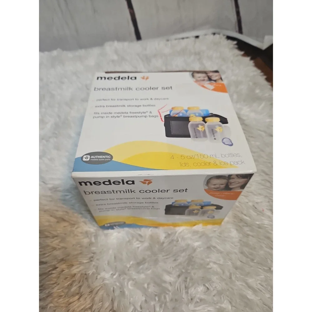 Medela‎ Breast Milk Cooler Bag Set (1) cooler bag; (1) ice pack; (4) 5oz Bottles